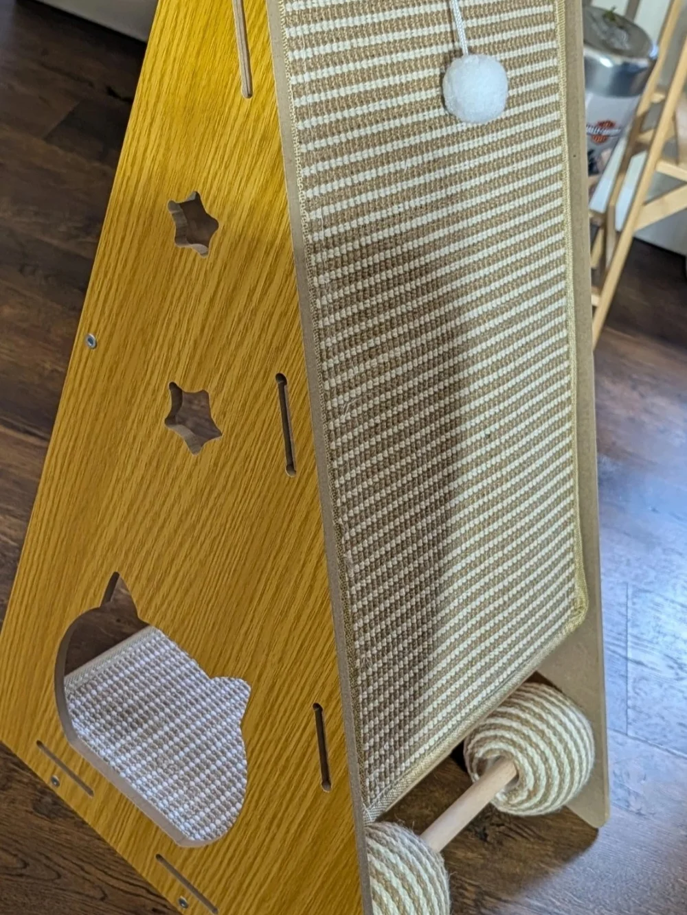 Cat Scratcher Ramp in Tan and Cream with Play Balls